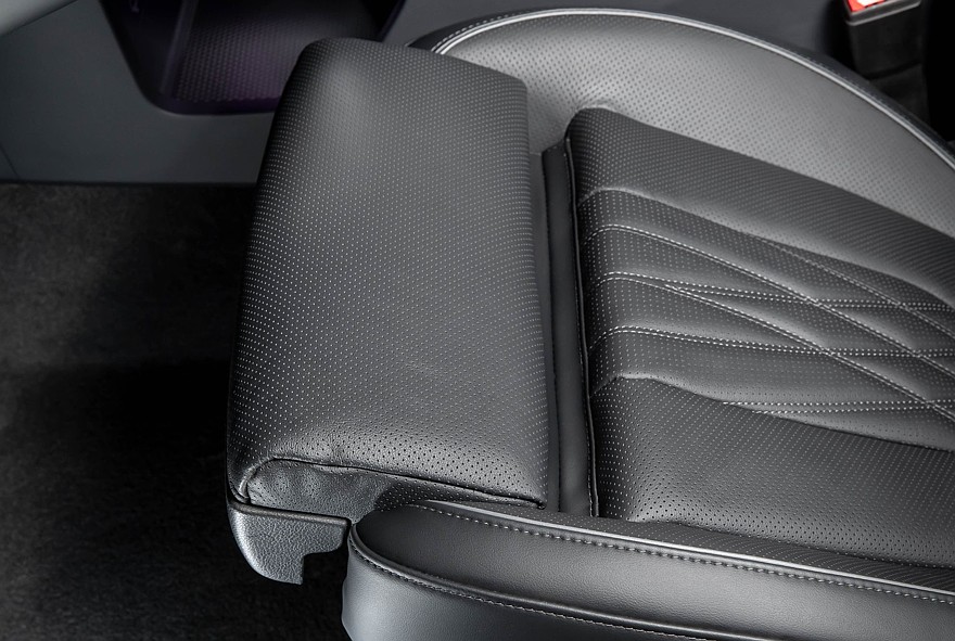 Крылатые габариты, немного эвкалипта и сила пользовательских настроек: тест-драйв Hongqi HS7