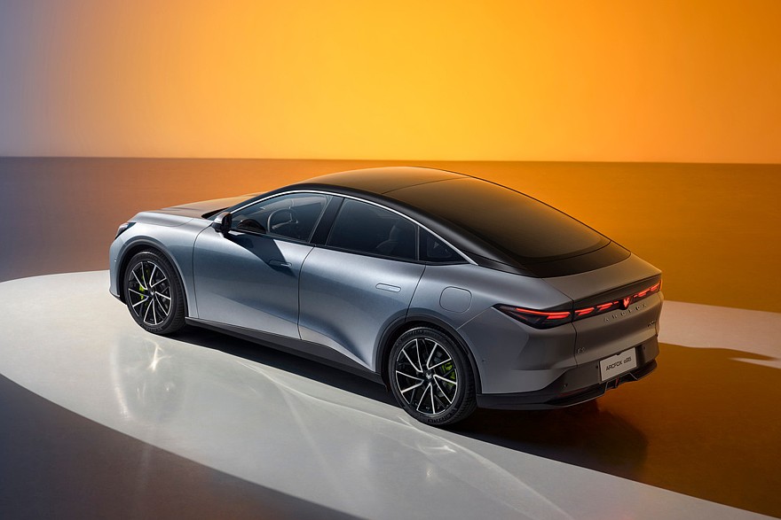 Дореформенный электроседан Arcfox Alpha S5