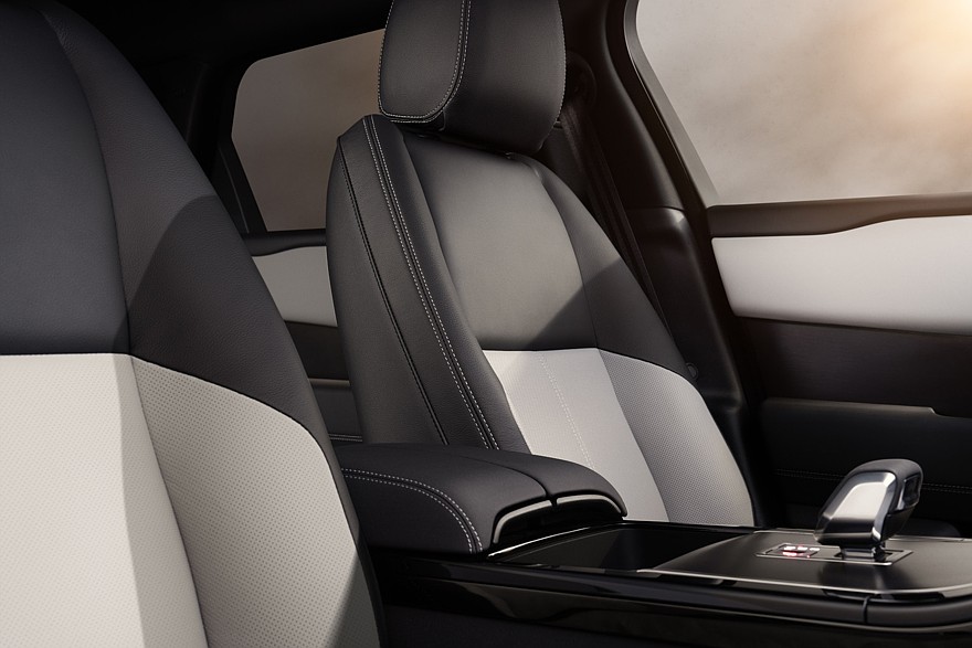 На фото: салон Range Rover Velar Belgravia Edition