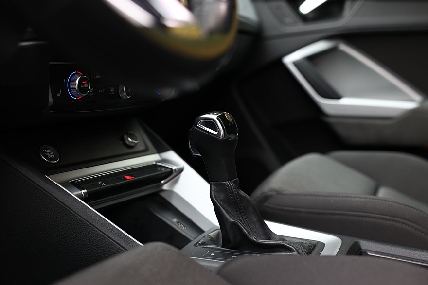 Красное знамя против четырёх колец: сравнительный тест Hongqi HS3 и Audi Q3