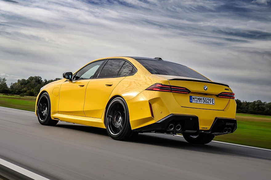 BMW M5 стал тяжелее, но не слабее: как новые экологические нормы изменили легендарный спорткар