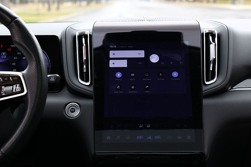 Красное знамя против четырёх колец: сравнительный тест Hongqi HS3 и Audi Q3