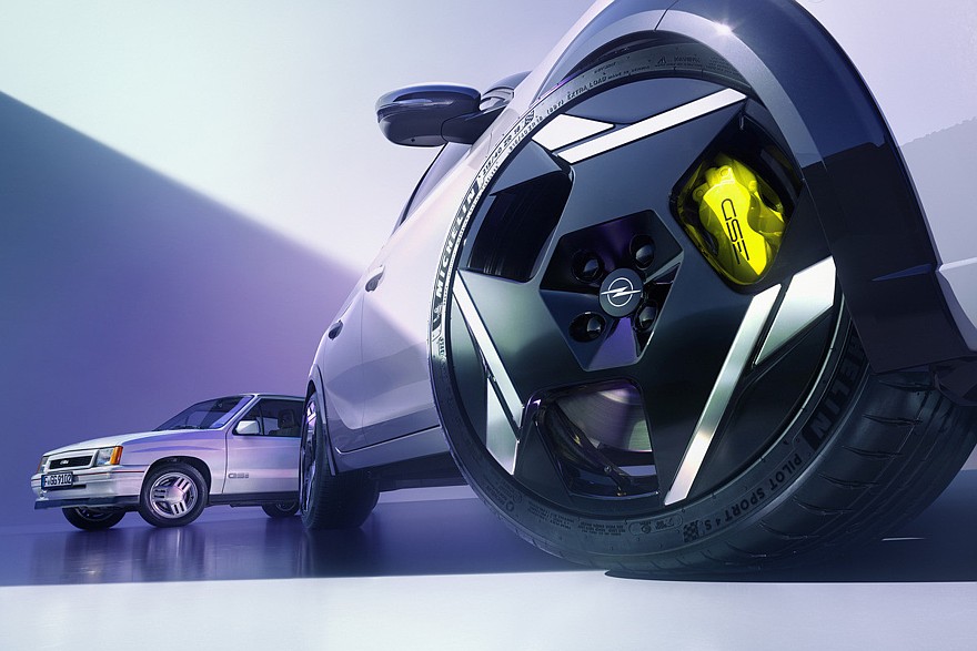 Opel Corsa GSE на фоне «горячей» версии GSi первого поколения