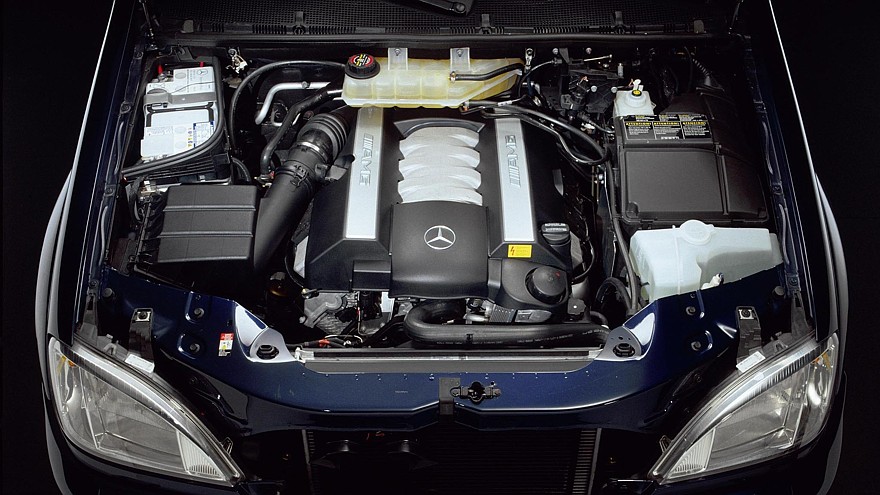 На фото: Под капотом Mercedes-Benz ML 55 AMG EU-spec (W163)'2000–03