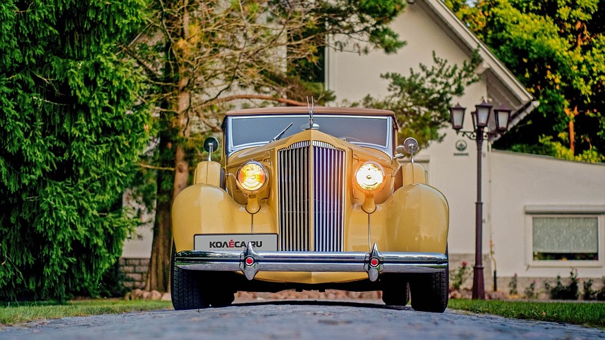 Packard Eight 1937 спереди жёлтый (2)