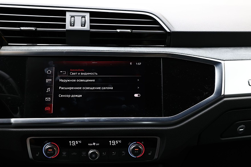 Красное знамя против четырёх колец: сравнительный тест Hongqi HS3 и Audi Q3