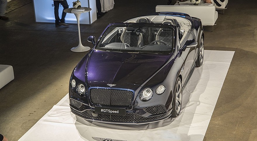 На фото: Bentley GT Speed Convertible в Нью-Йорке