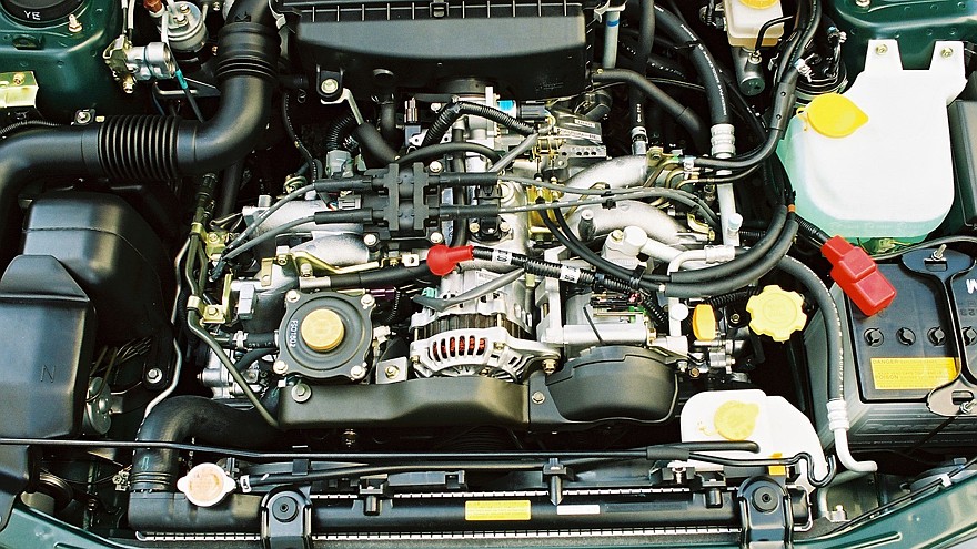 На фото: Под капотом Subaru Forester 2.0GX (SF) '2000–02