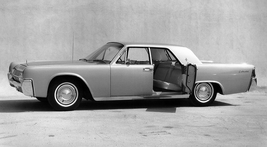На фото: Lincoln Continental Sedan'1962