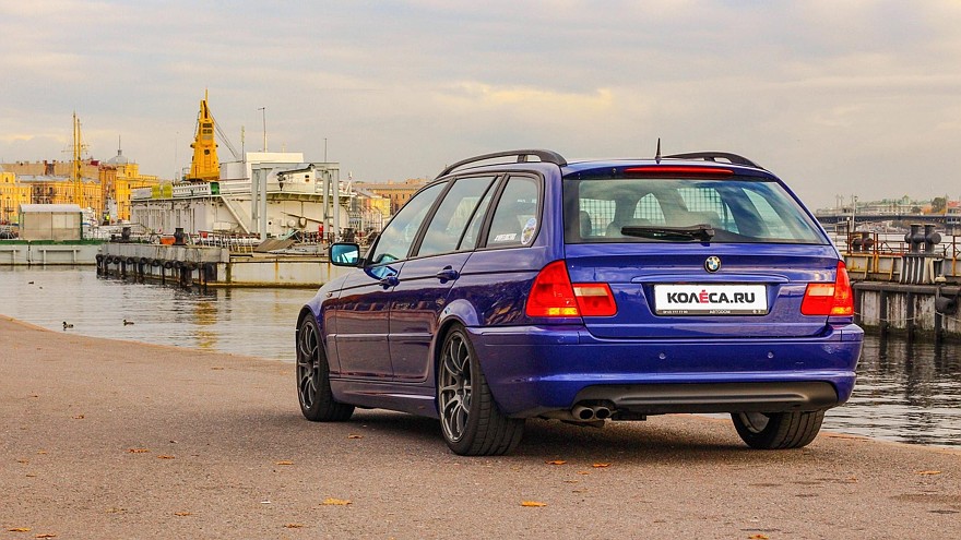 BMW e46 touring синий вид сзади