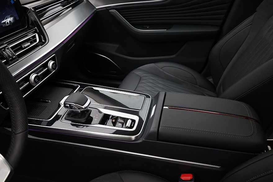 Больше не компромисс: необычный тест-драйв Hongqi HS5