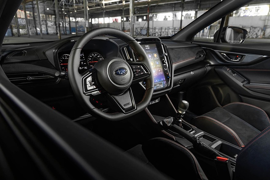 На фото: салон Subaru WRX GD25