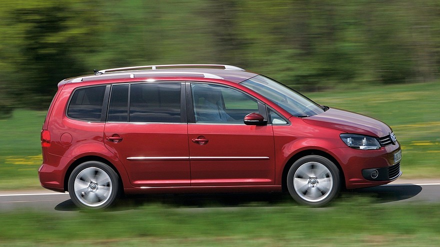 Volkswagen Touran '2010–15 красный сбоку на трассе