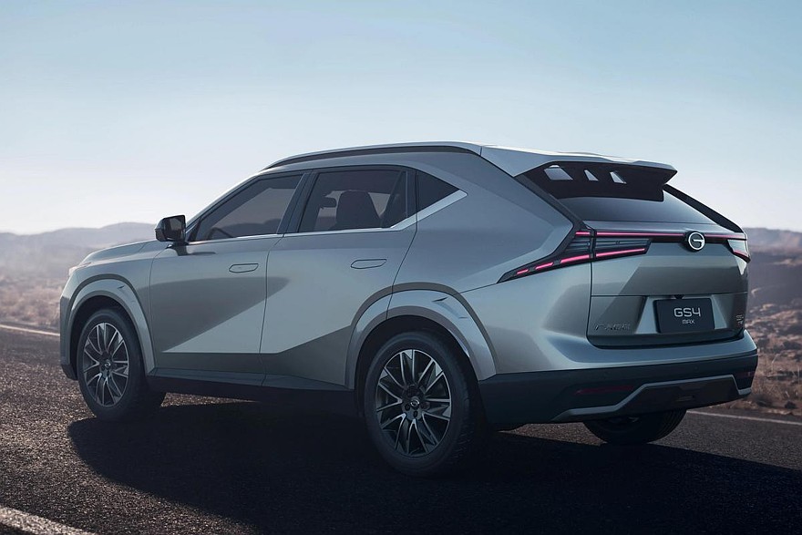 А это GAC Trumpchi GS4 Max, он же GAC GS4 в России и на других экспортных рынках. Считающийся в Китае «четвертым» поколением кроссовер сделан на базе GAC Trumpchi Emkoo, который уже покинул домашний рынок