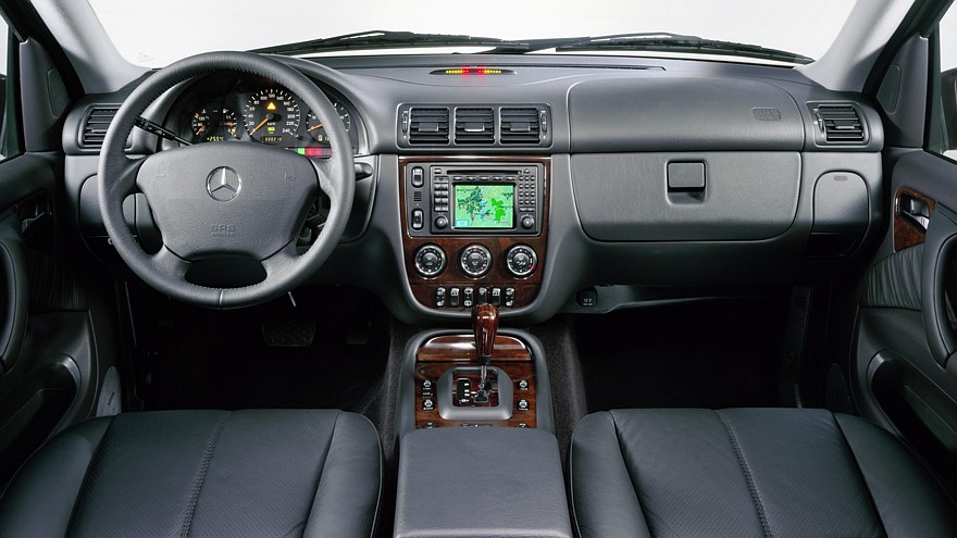 На фото: интерьер Mercedes-Benz ML 500 (W163) '2001–05