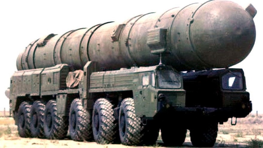 Транспортно-перегрузочная машина 15Т116 с ракетным контейнером на шасси МАЗ-547А