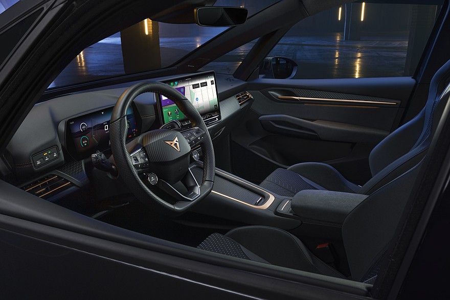 На фото: салон обновлённого хэтчбека Cupra Born