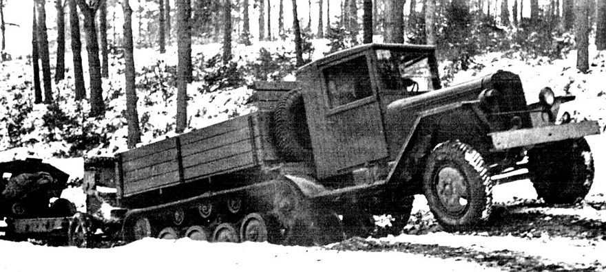 Заводские испытания полугусеничного тягача АТ-3 с мощной гаубицей. 1943 год