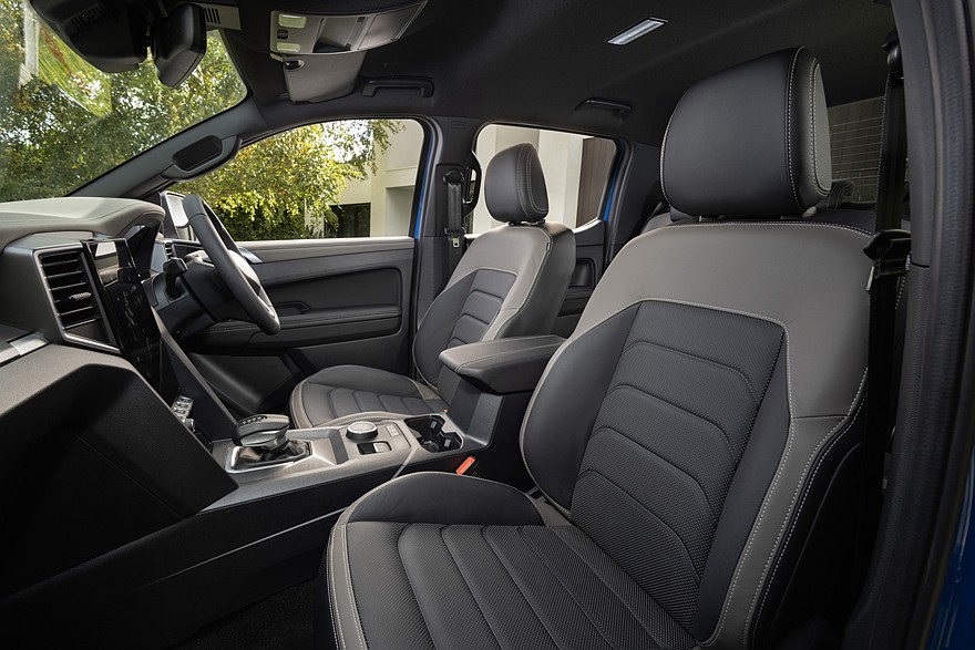 На фото: салон актуального пикапа Volkswagen Amarok (версии для Австралии)