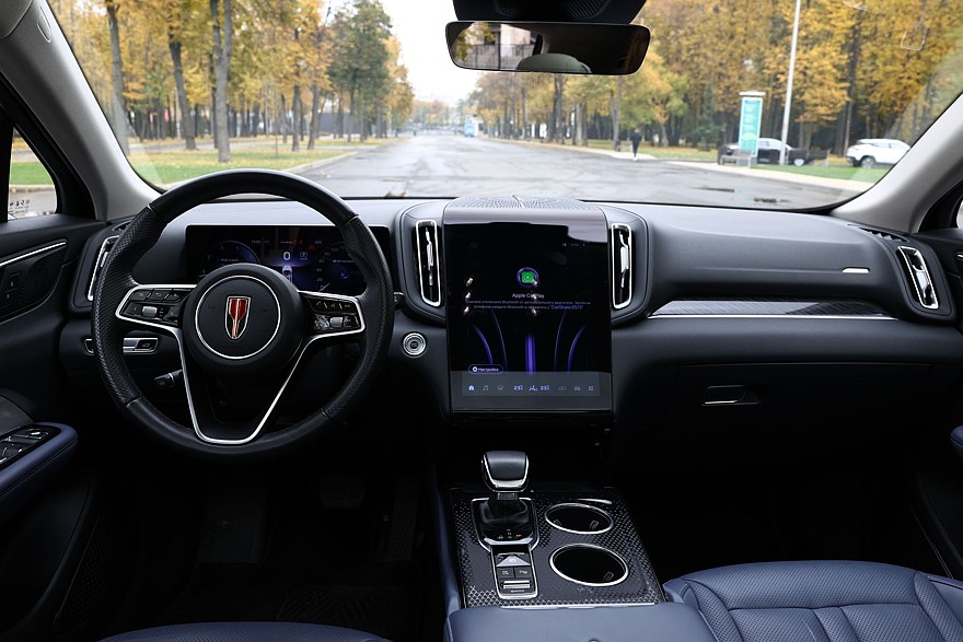 Красное знамя против четырёх колец: сравнительный тест Hongqi HS3 и Audi Q3