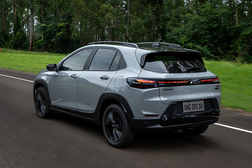 Chevrolet Sonic RS. У стандартного кросса другая радиаторная решетка