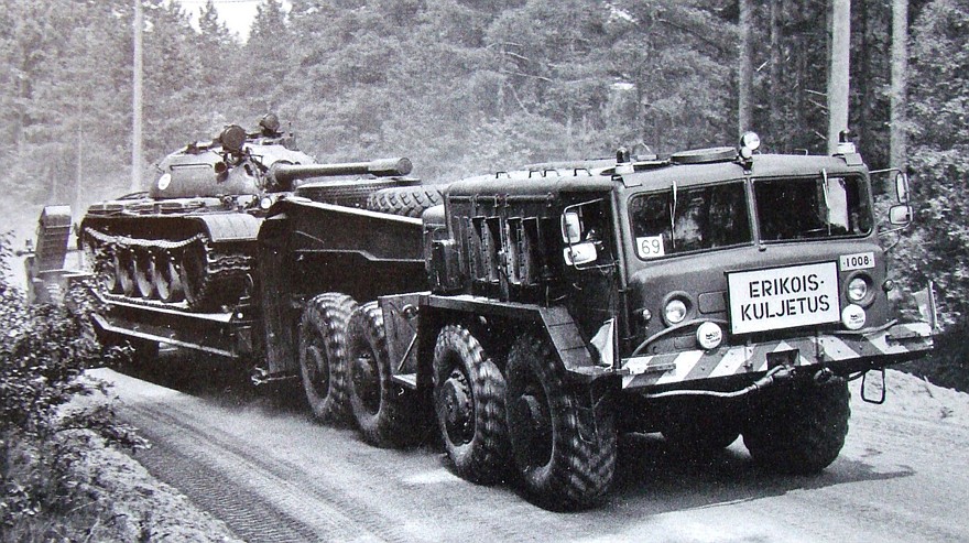 МАЗ-537Г в финской армии при транспортировке танка Т-54 (из архива E. Muikku)