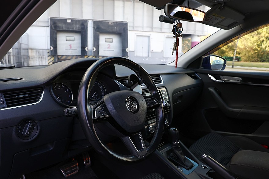 Skoda Octavia A7 с пробегом: ржавые пороги, дыры в дверях и комфортный салон из пластика