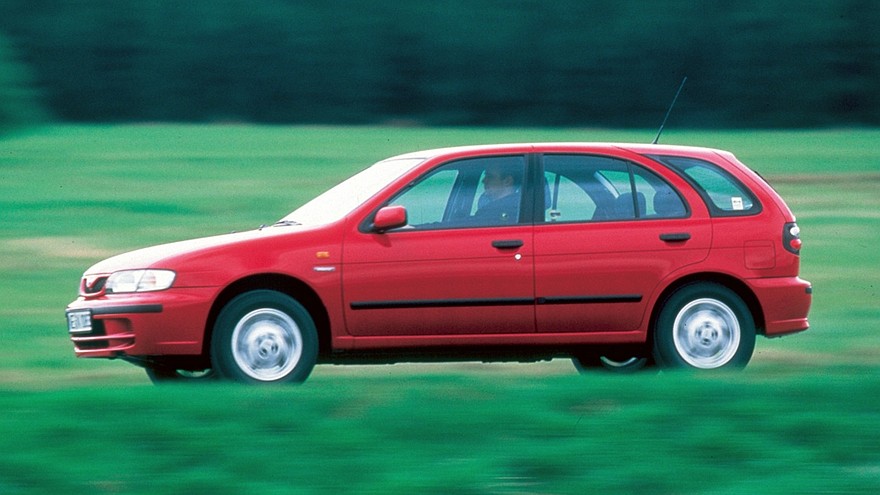 На фото: Nissan Almera ' 1995