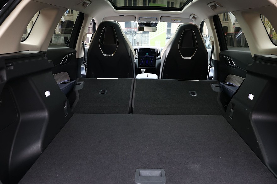 Красное знамя против четырёх колец: сравнительный тест Hongqi HS3 и Audi Q3