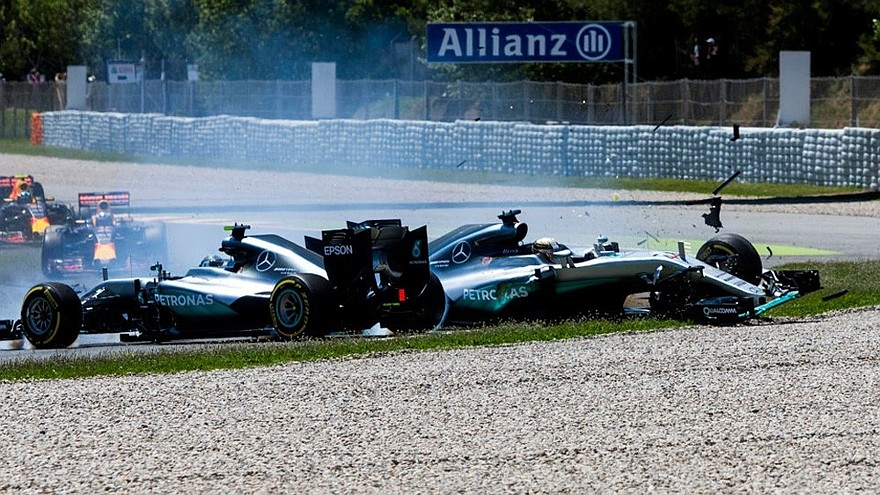 Столкновения между пилотами Mercedes лишают команду важных очков в чемпионате мира