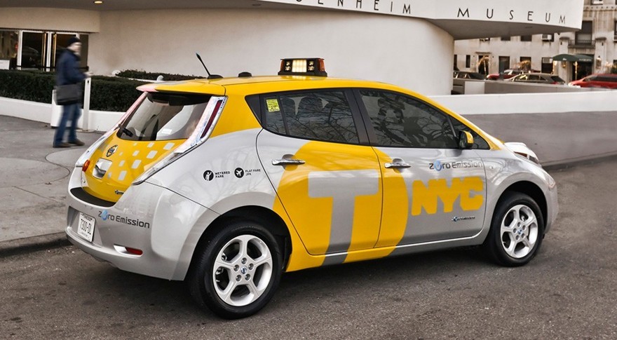 На фото: Nissan Leaf в такси Нью-Йорка