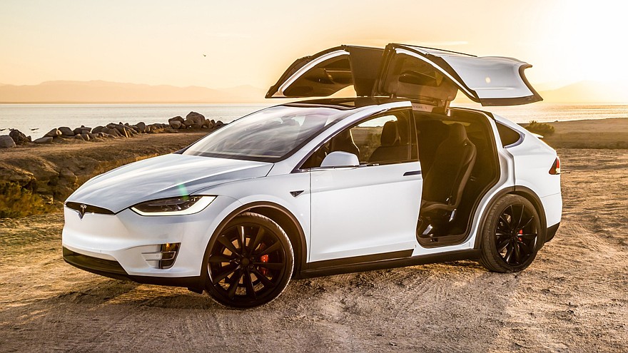 На фото: Tesla Modei X