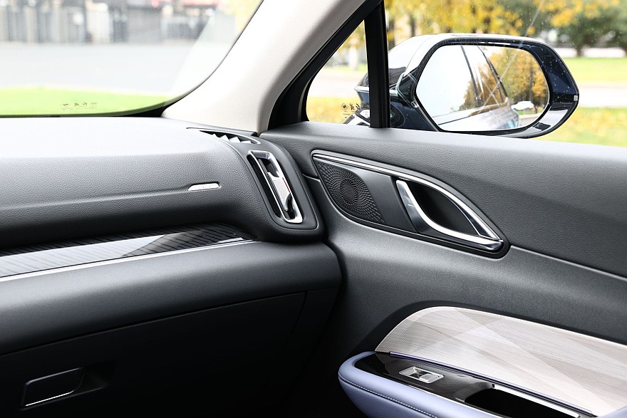 Красное знамя против четырёх колец: сравнительный тест Hongqi HS3 и Audi Q3