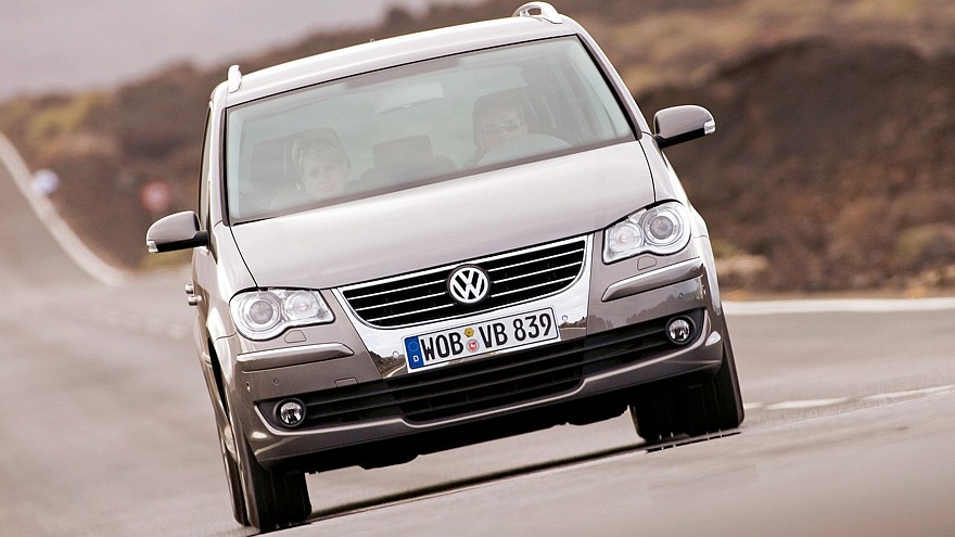 Volkswagen Touran спереди в движении