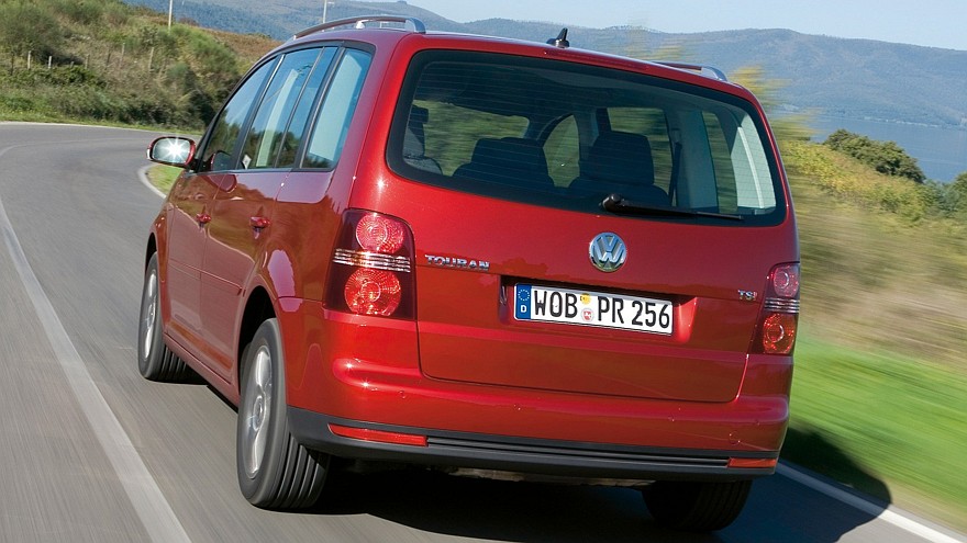 Volkswagen Touran красный сзади на трассе