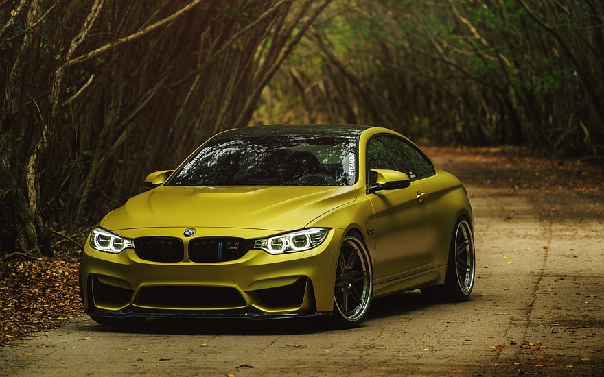 Желтая BMW M4