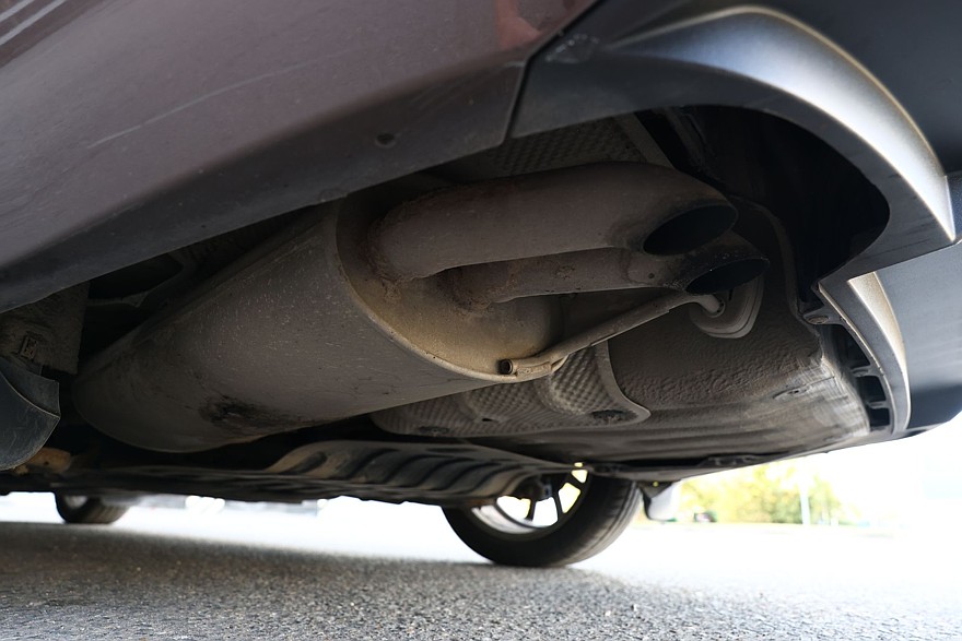 Skoda Octavia A7 с пробегом: ржавые пороги, дыры в дверях и комфортный салон из пластика