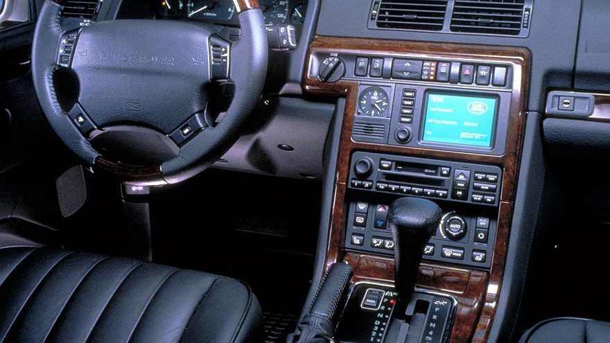 На фото: Торпедо Range Rover '1994–2002