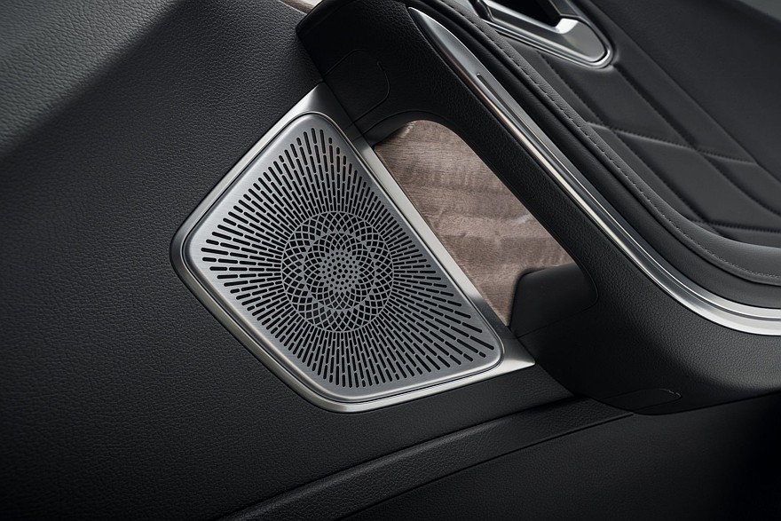 Крылатые габариты, немного эвкалипта и сила пользовательских настроек: тест-драйв Hongqi HS7