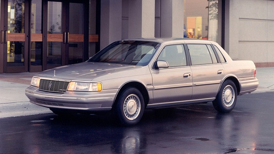 На фото: Lincoln Continental 1988–94