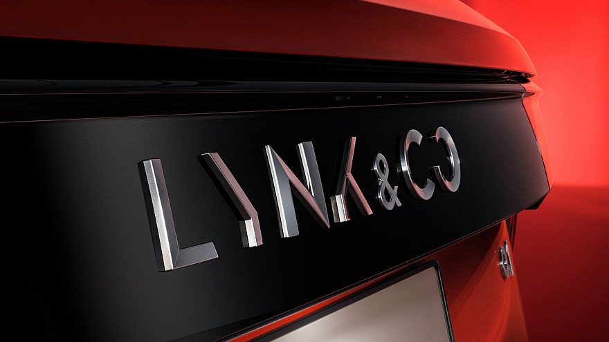 LYNK&CO 01 красный шильдик