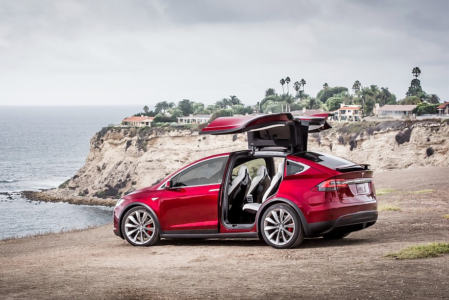 На фото: Tesla Model X