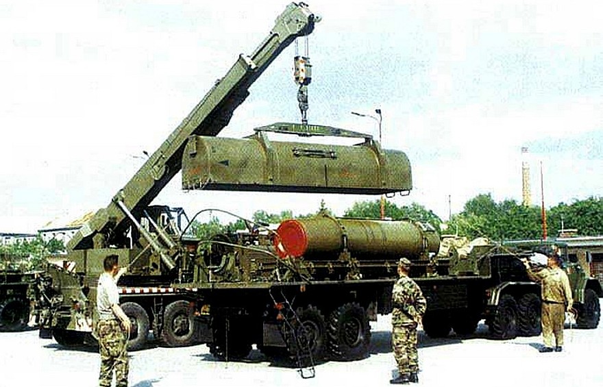Подъем крышки ракетного контейнера, доставленного на машине 9Т240 (фото M. Gyurosi)