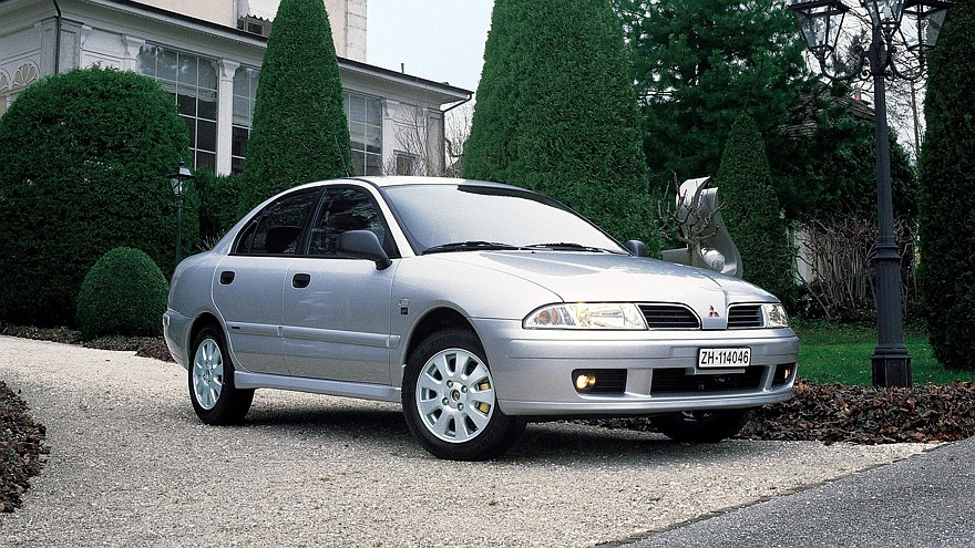 На фото: Mitsubishi Carisma Sedan '1999–2004