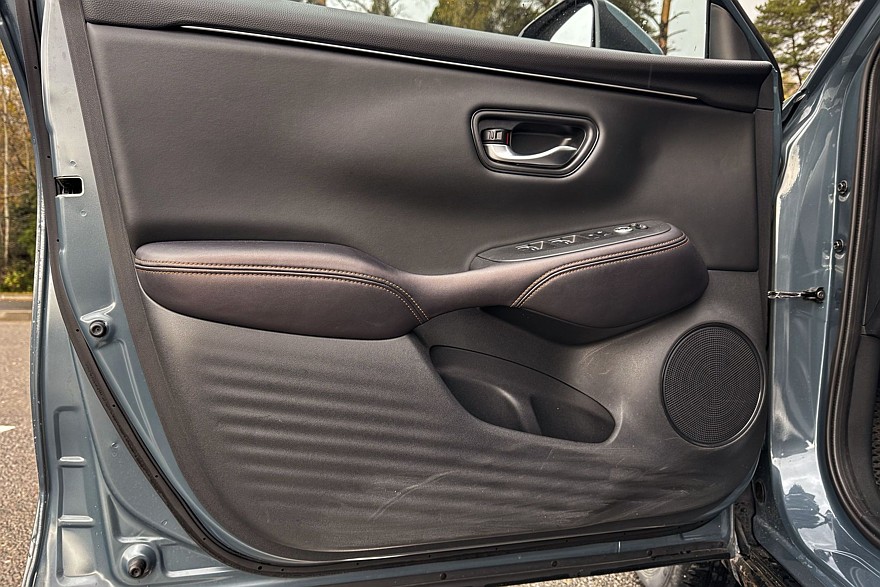 Японский минимализм с европейским лицом: тест-драйв Honda ZR-V