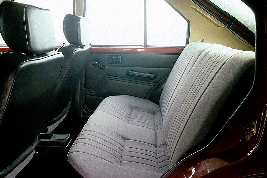 Интерьер изо всех сил пытался выглядеть по-альфовски. Не получилось