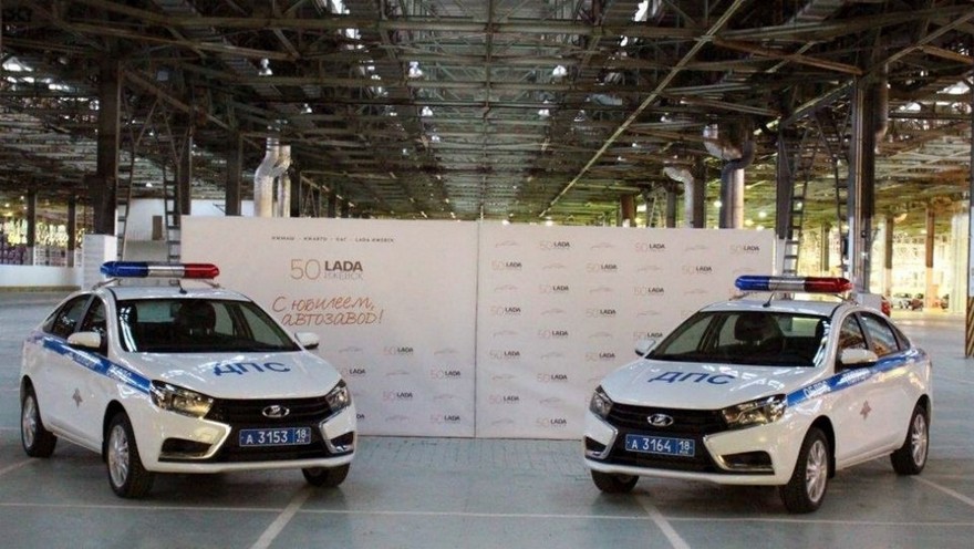 На фото: седаны Lada Vesta, переданные ГИБДД Удмуртии в декабре 2015 года