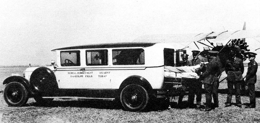 На фото: Армейская санитарная машина Metropolitan на шасси Studebaker President. 1928 год