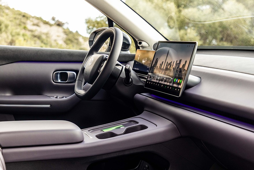 На фото: салон Leapmotor С10 REEV