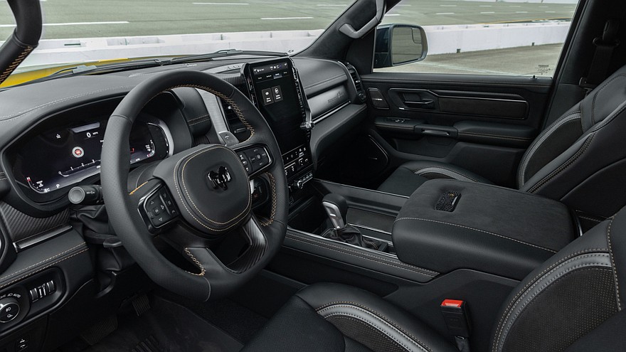 На фото: салон Ram 1500 Rumble Bee SRT